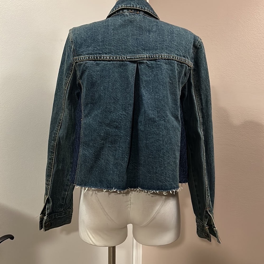 Free People Women's Lace Inset Raw Hem Cropped Denim Jacket Blue size small